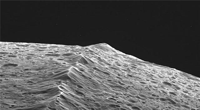 星球表面發現“焊接痕跡”,科學家：像是有人故意拼接的