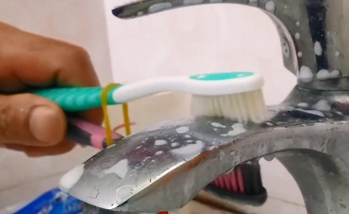 2个旧牙刷绑在一起太厉害了，我也是今天才知道，一年能省不少钱