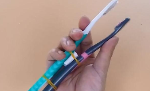 2个旧牙刷绑在一起太厉害了，我也是今天才知道，一年能省不少钱