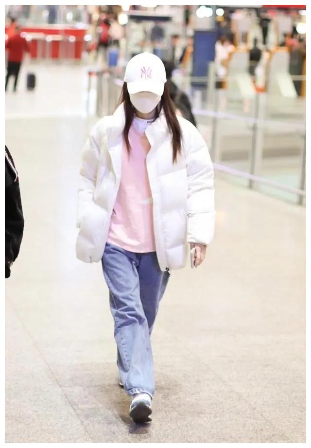 李小璐为自己代言，穿白色羽绒服甜酷有型，状态完全不输韩国爱豆