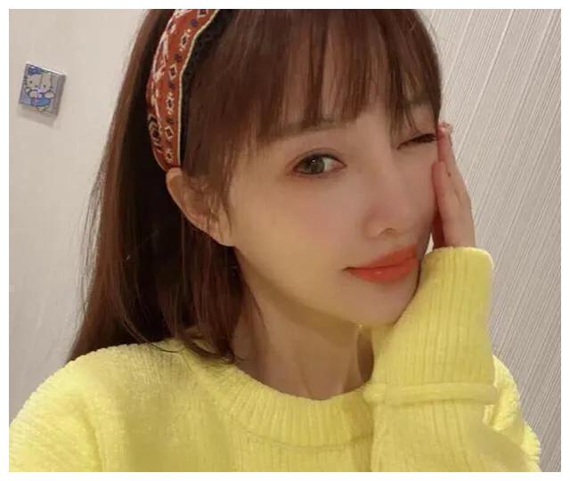 李小璐为自己代言，穿白色羽绒服甜酷有型，状态完全不输韩国爱豆