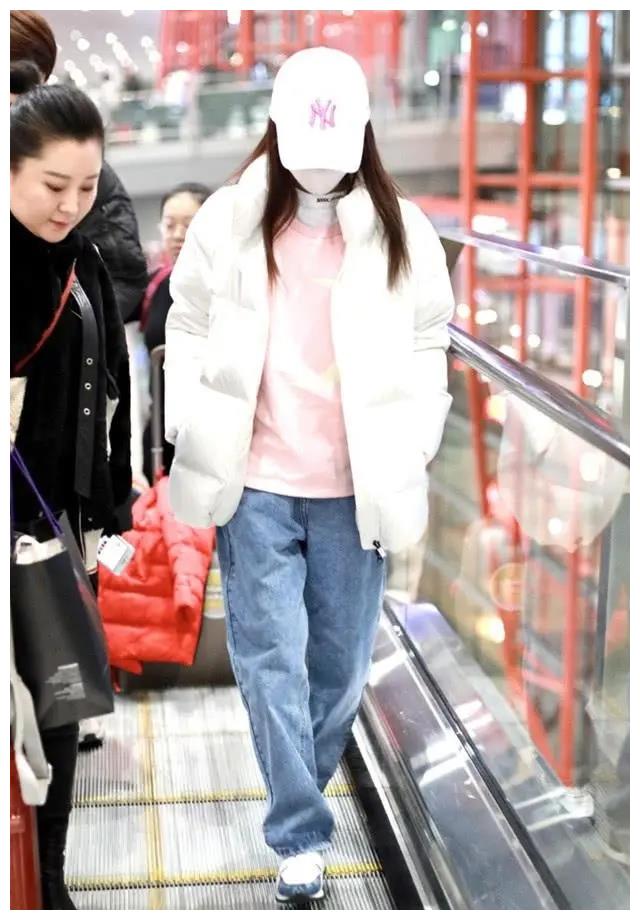 李小璐为自己代言，穿白色羽绒服甜酷有型，状态完全不输韩国爱豆