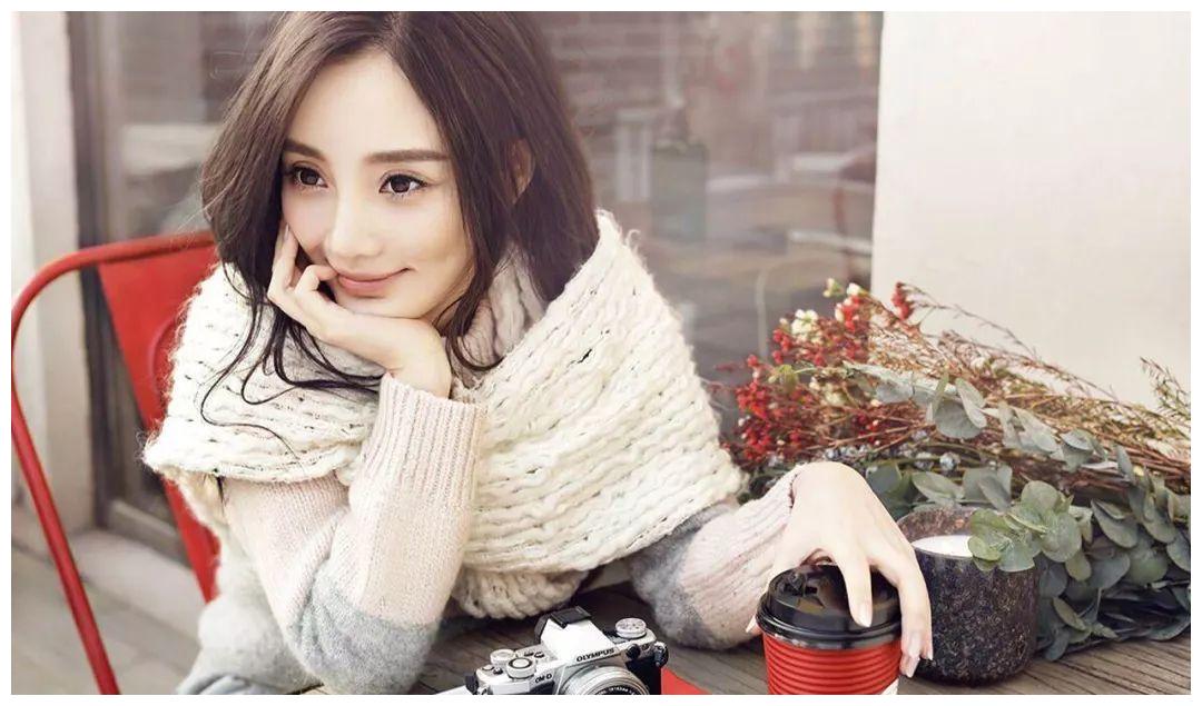 李小璐为自己代言，穿白色羽绒服甜酷有型，状态完全不输韩国爱豆