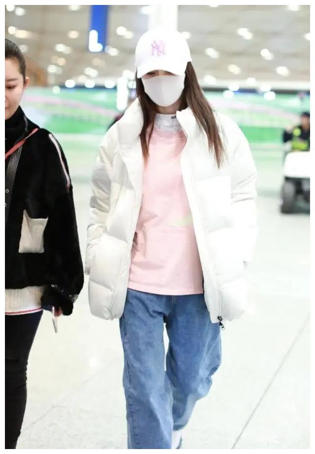 李小璐为自己代言，穿白色羽绒服甜酷有型，状态完全不输韩国爱豆