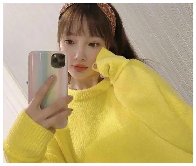 李小璐为自己代言，穿白色羽绒服甜酷有型，状态完全不输韩国爱豆