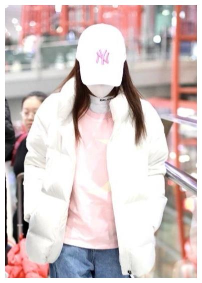 李小璐为自己代言，穿白色羽绒服甜酷有型，状态完全不输韩国爱豆