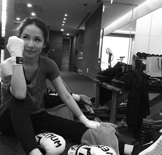 带你参观萧亚轩的家,有专用电梯直达衣帽间,门口还堆满了鞋盒子