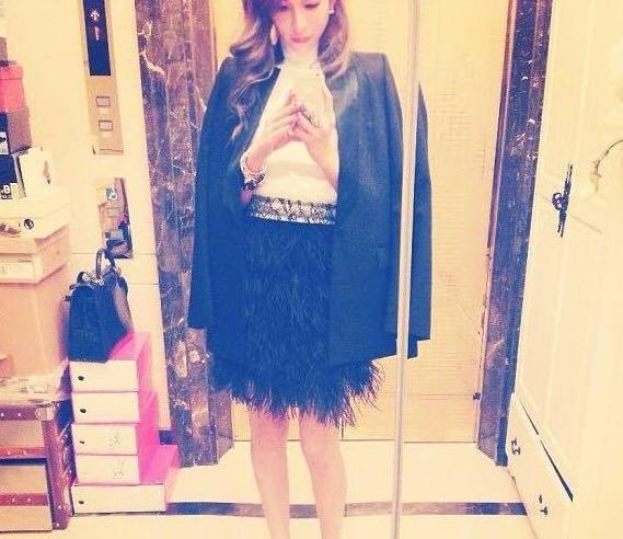 带你参观萧亚轩的家,有专用电梯直达衣帽间,门口还堆满了鞋盒子