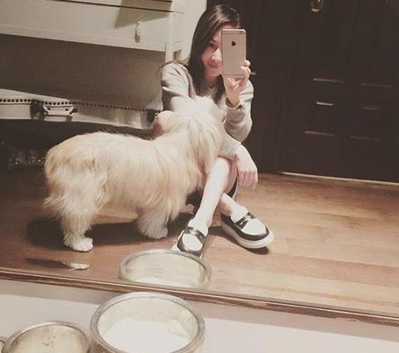 带你参观萧亚轩的家,有专用电梯直达衣帽间,门口还堆满了鞋盒子