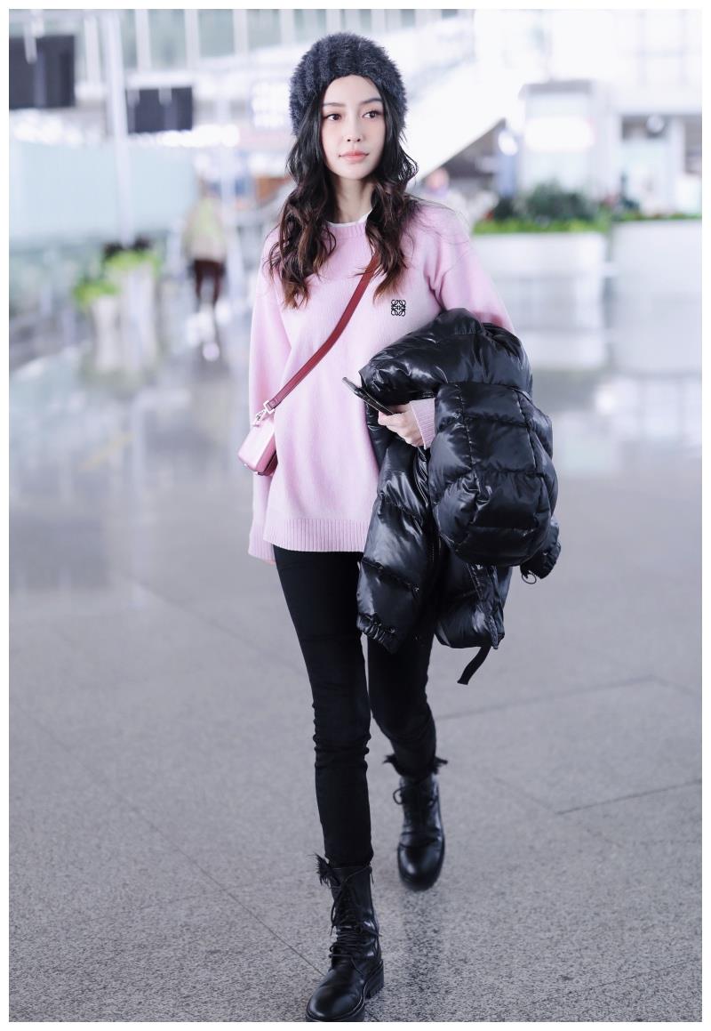 Angelababy穿粉毛衣搭毛绒帽甜美可爱 手拿羽绒服大步前行