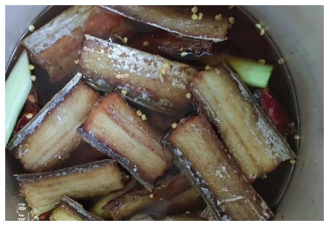 小时候念念不忘的五香酥带鱼罐头，自己在家也能做，比买的还好吃
