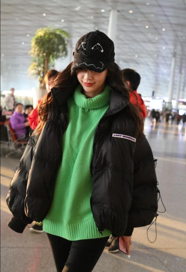Angelababy机场私服，黑色羽绒服内搭绿色毛衣