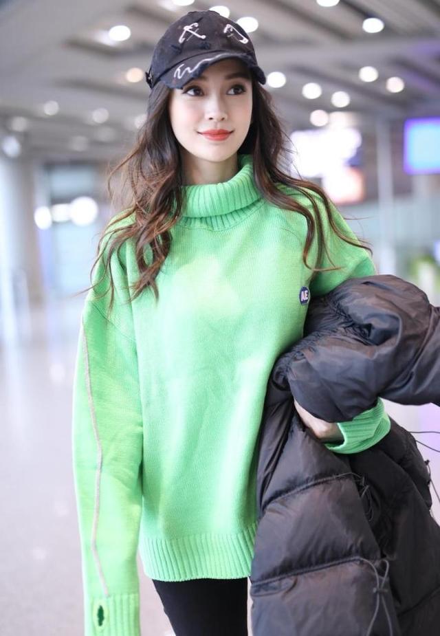 Angelababy机场私服，黑色羽绒服内搭绿色毛衣