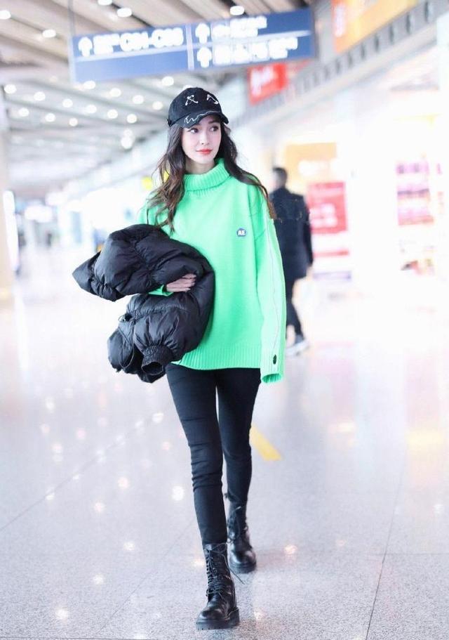 Angelababy机场私服，黑色羽绒服内搭绿色毛衣