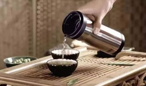 提醒：保温杯不能装这三种水，八成人一直在做，别再傻傻犯错了！