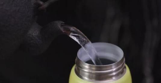 提醒：保温杯不能装这三种水，八成人一直在做，别再傻傻犯错了！