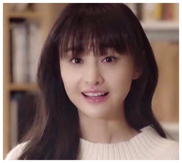 郑爽素颜拍广告，故意关掉美颜，看到真实模样相信她29岁了