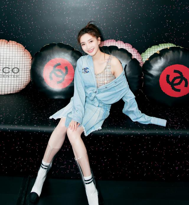 江疏影真是潮!穿透明靴子露出袜子颜色,全被双腿抢尽了风头