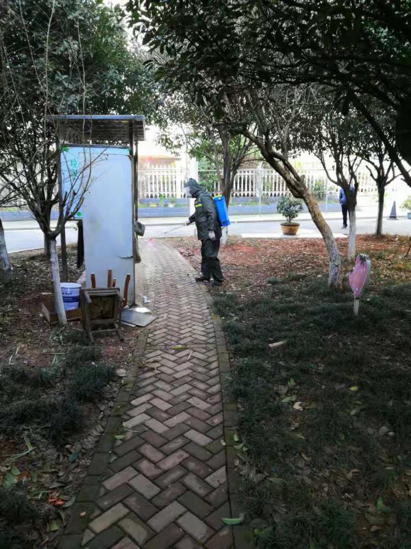 背四十多斤消毒水,爬楼梯房逐门逐户消毒