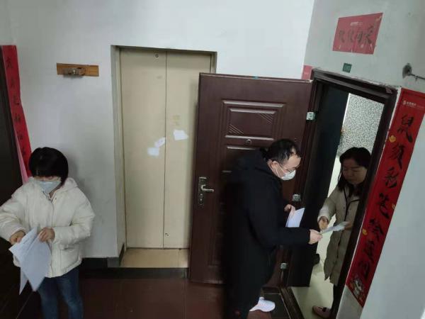 背四十多斤消毒水,爬楼梯房逐门逐户消毒
