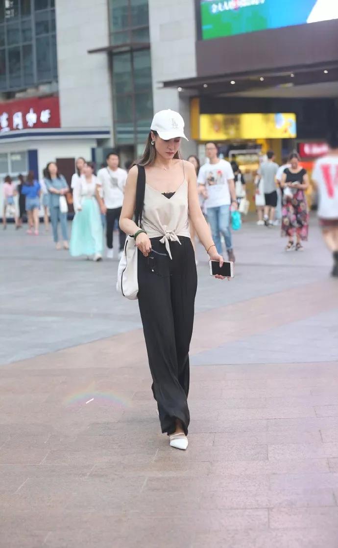 红色针织毛衣搭配百褶纱裙，清纯的气息特别迷人