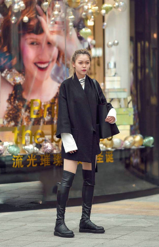 红色针织毛衣搭配百褶纱裙，清纯的气息特别迷人