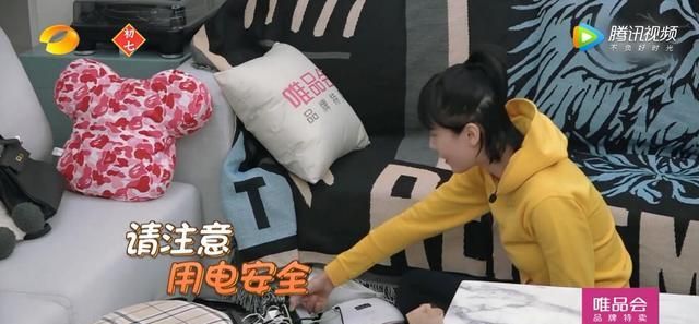 独居女星林允家里充电器乱成盘丝洞易引火灾