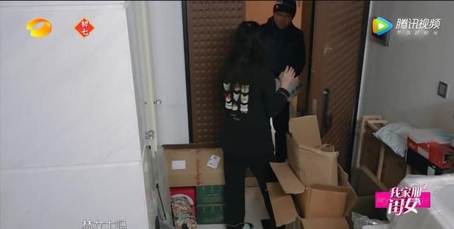 独居女星林允家里充电器乱成盘丝洞易引火灾