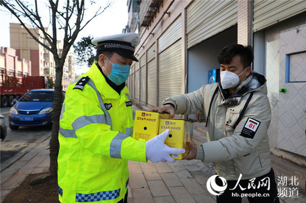 湖北丹江口:热心人士捐赠防护器材和饮料致敬一线民辅警