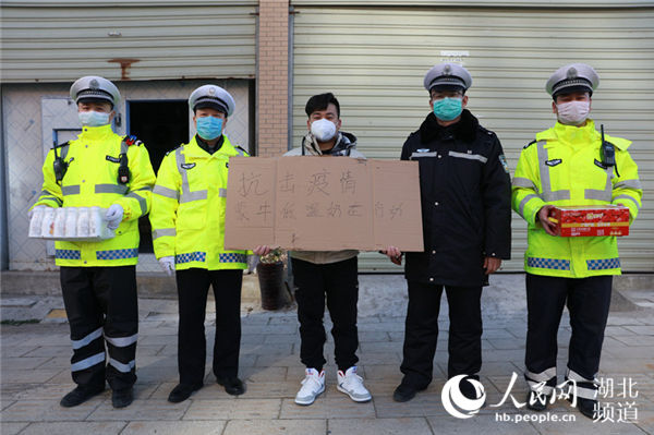 湖北丹江口:热心人士捐赠防护器材和饮料致敬一线民辅警