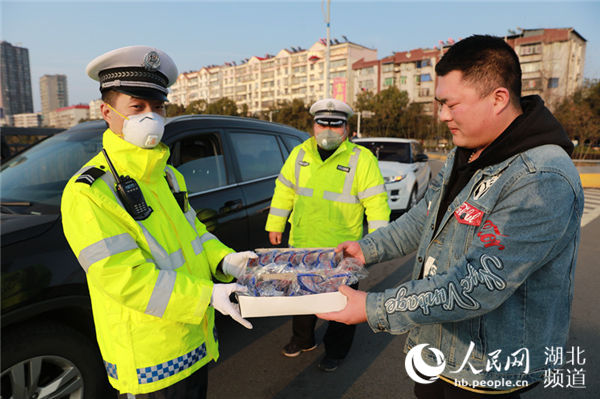 湖北丹江口:热心人士捐赠防护器材和饮料致敬一线民辅警