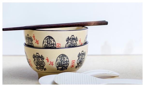 外出就餐时，用开水烫一下餐具，真的能杀菌吗？后悔没早点知道