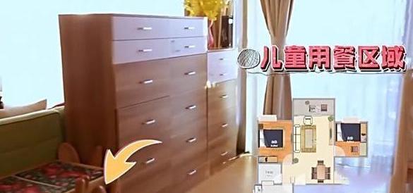 参观陈浩民在香港的家，家里养了四个孩子，全屋都做满玩具收纳柜