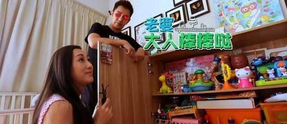 参观陈浩民在香港的家，家里养了四个孩子，全屋都做满玩具收纳柜