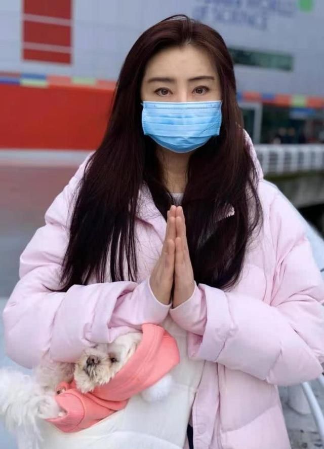 53岁王祖贤为武汉加油！穿羽绒服抱狗，冬天竟露脚踝