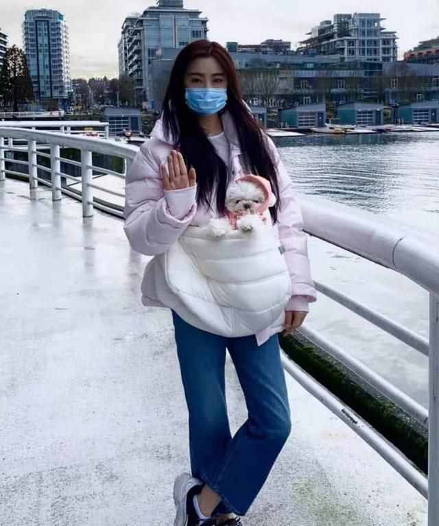 53岁王祖贤为武汉加油！穿羽绒服抱狗，冬天竟露脚踝
