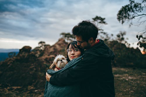 年后回城丈夫嫌岳母太抠,妻子怒:你妈拿回去的特产都是我妈送的