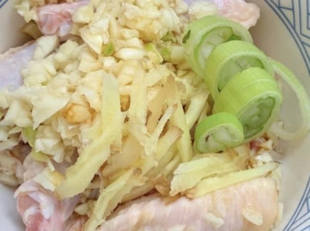 吃完一个又一个，蒜香味浓郁超满足，一道蒜香蜂蜜蚝油鸡翅