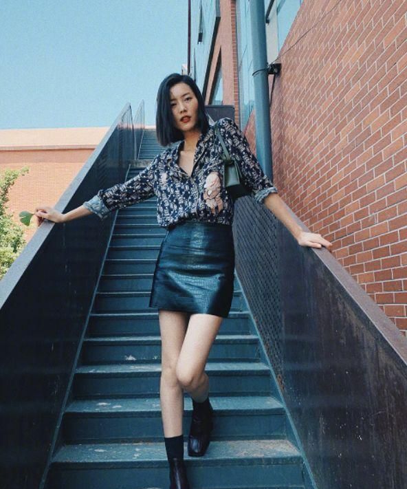 再不说条纹衬衫过时了！学江疏影杨幂这样穿，妥妥的小妖精上身