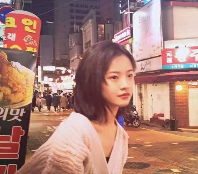 李庚希和闺蜜外出聚餐,穿针织衫秀锁骨真时髦,年龄小衣品却不错