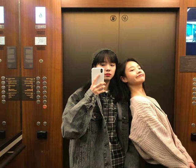 李庚希和闺蜜外出聚餐,穿针织衫秀锁骨真时髦,年龄小衣品却不错