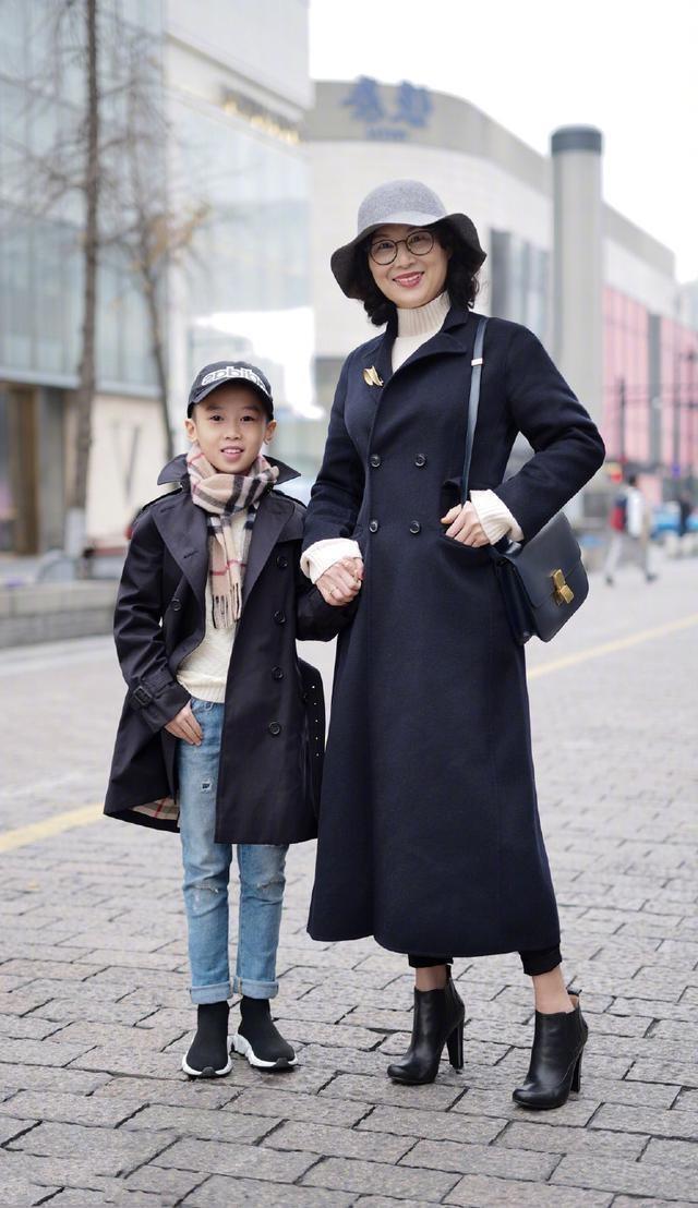 路人街拍，红色的针织衫毛衣让美女更有女人味