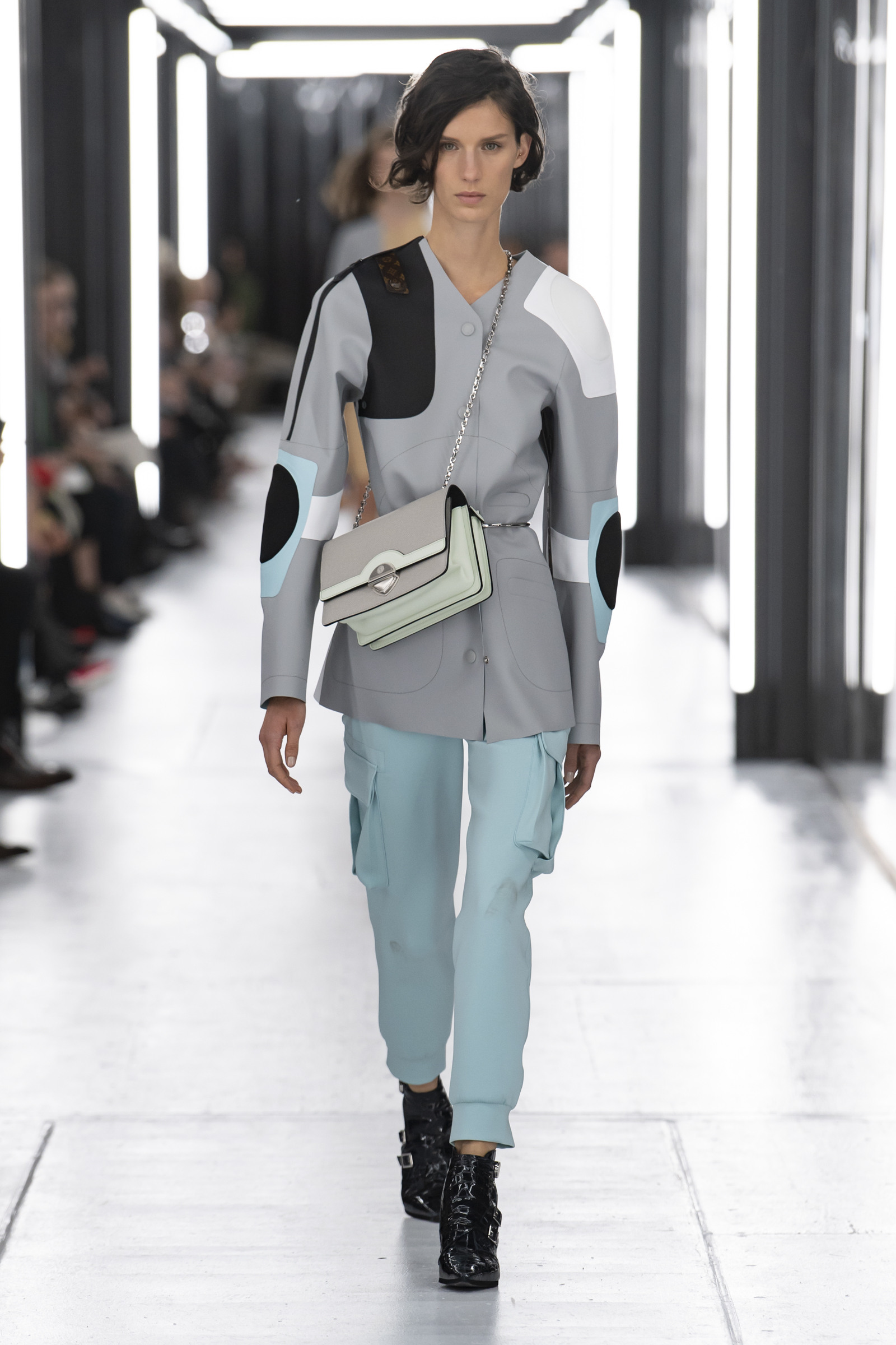 异域新现代主义蓝灰白调 石木源岩板定制整体客厅