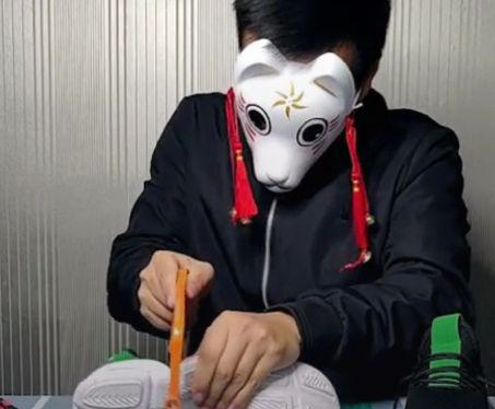 小伙网购15块9运动鞋觉得质量不好拿锯子切开，结果却让他无语