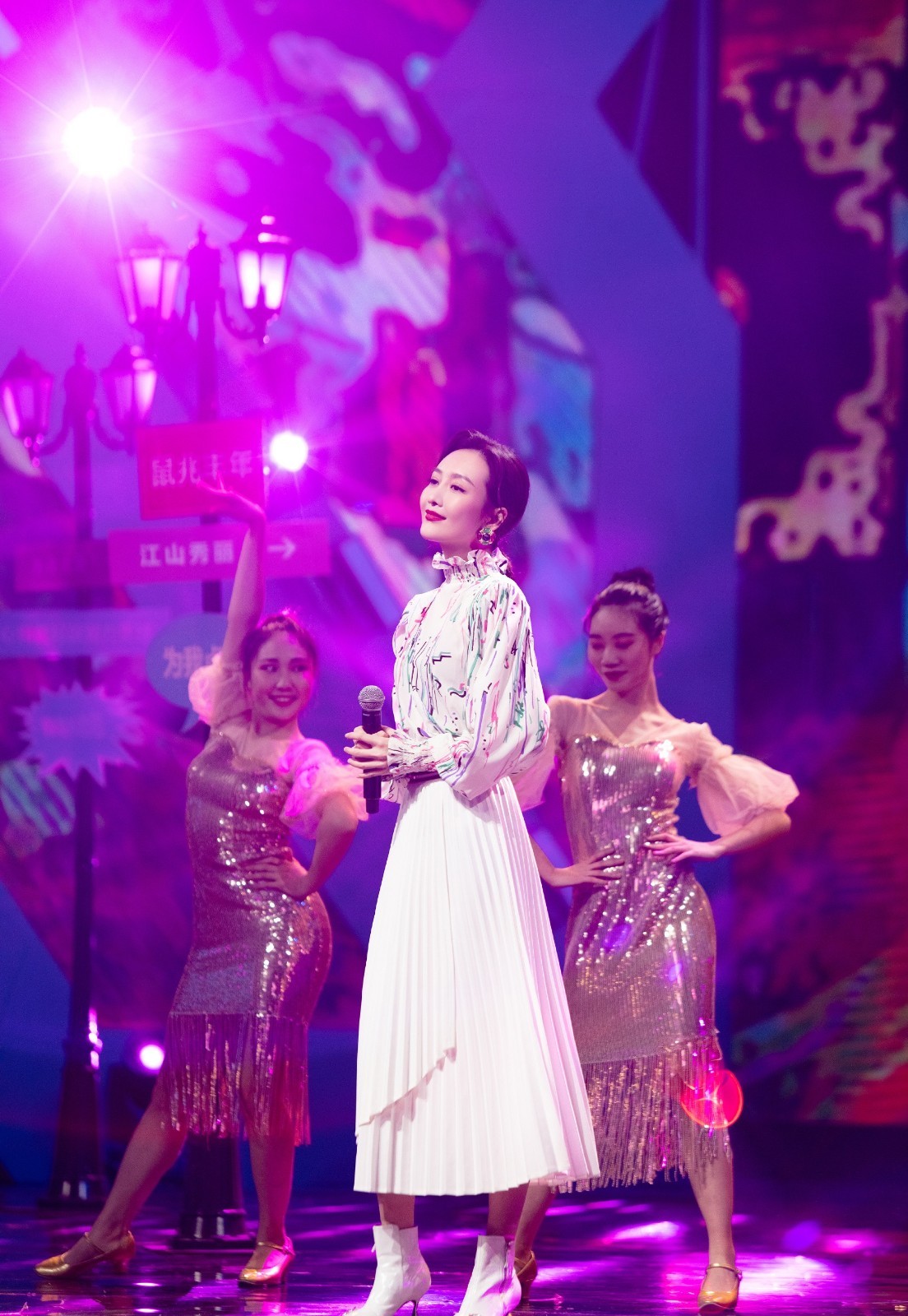 王鸥新年最初机场照，身穿灰色针织毛衣搭长靴，机场三件套齐上阵
