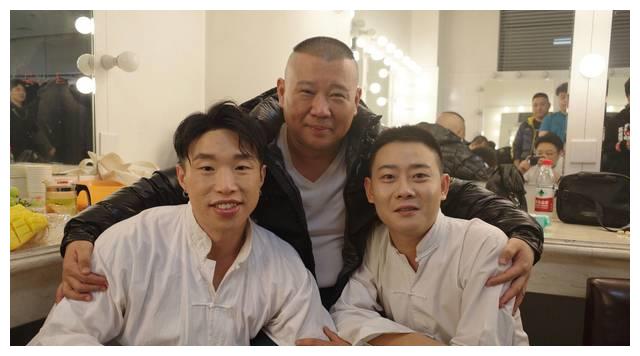 德云社封箱后台照，寿星郭德纲成“万人迷”，穿万元羽绒服潮爆了
