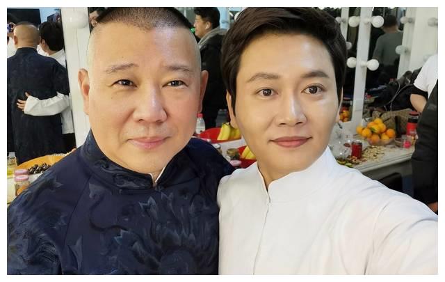 德云社封箱后台照，寿星郭德纲成“万人迷”，穿万元羽绒服潮爆了