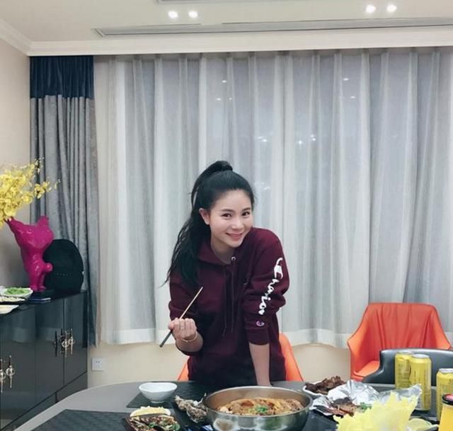 何姿晒出自己住的豪宅，家居照甜蜜温馨，看样子她是嫁给爱情了