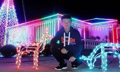 亚裔男子屋外置浮夸灯饰配电子音乐，邻居对此感到不胜其烦