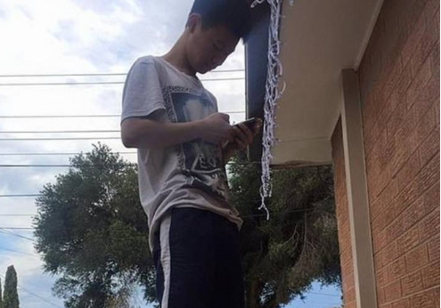 亚裔男子屋外置浮夸灯饰配电子音乐，邻居对此感到不胜其烦